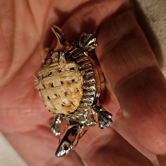 Vintage locket turtle brooch - Picture 4 of 11